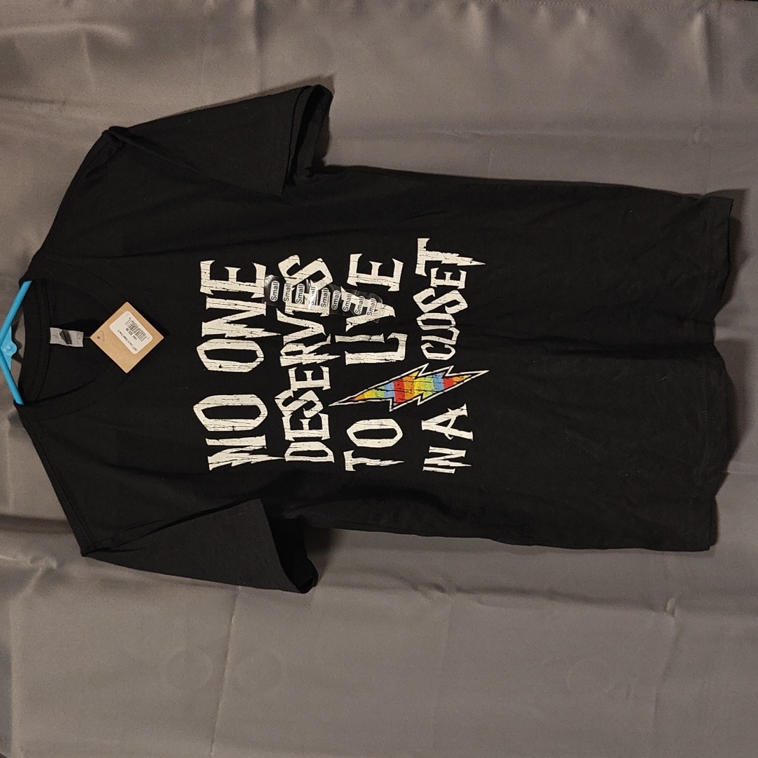 Nwt "No One Deserves To Live In A Closet" Size Small